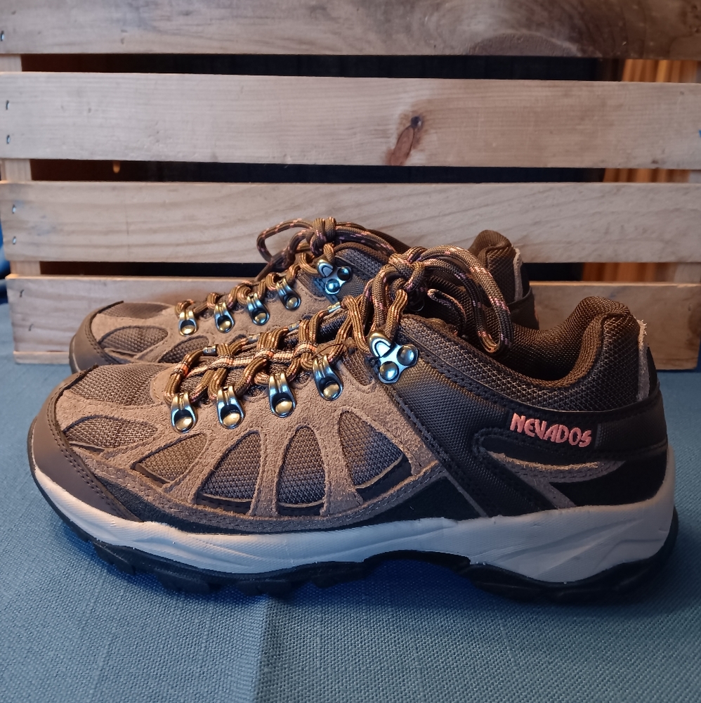 Nevados Women's Fissure Trail Hiking Sneakers  - Size 8